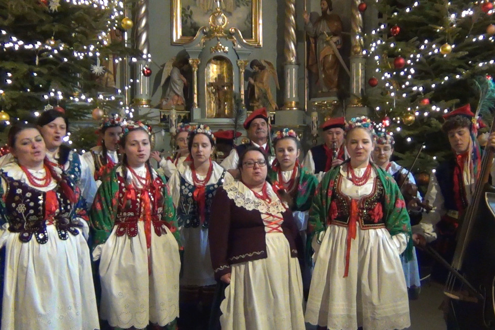 Zespół W Kuźni u Kowala oraz Podkówki śpiewają kolędy w kościele w Kowalowej