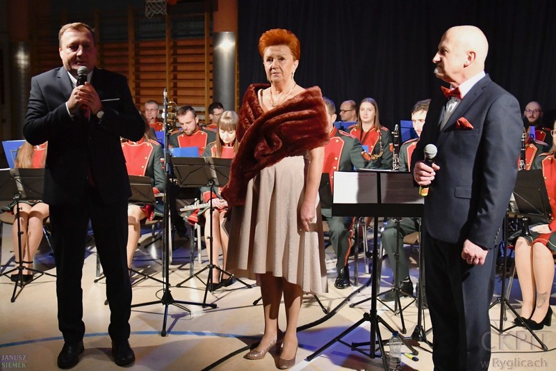 Koncert noworoczny- burmistrz Ryglic, dyrektor CKPiT, dyrygent orkiestry
