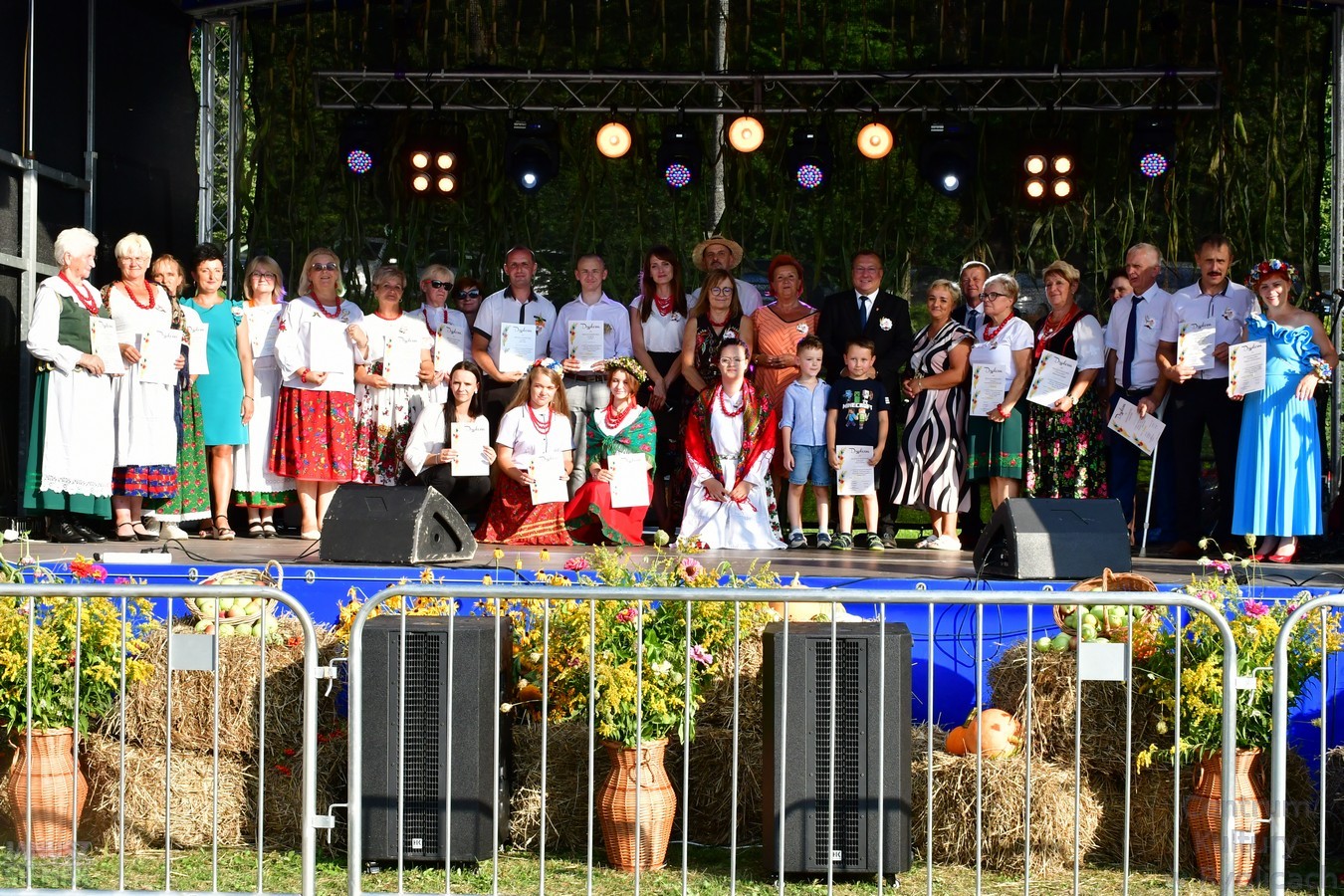 Uczestnicy konkursu wieńców dożynkowych