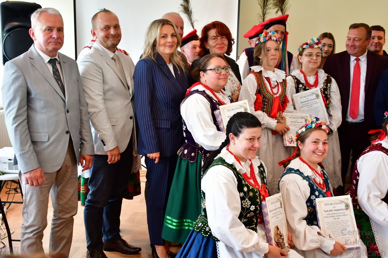 Spotkanie jubileuszowe, zespół i zaproszeni goście