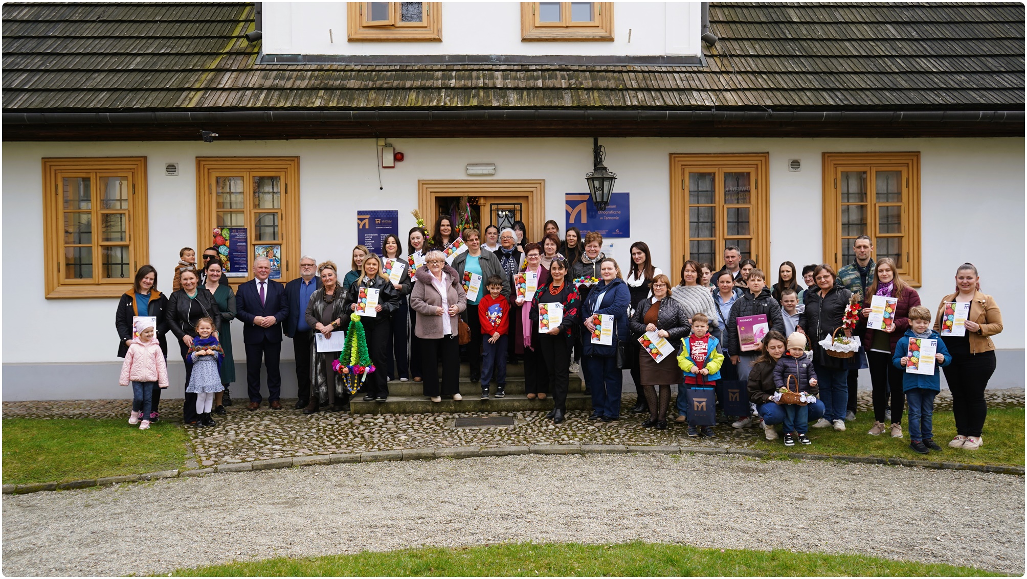 Uczestnicy konkursu przy Muzeum Etnograficznym w Tarnowie